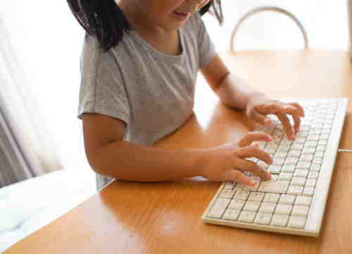 パソコンでプログラミングする子供